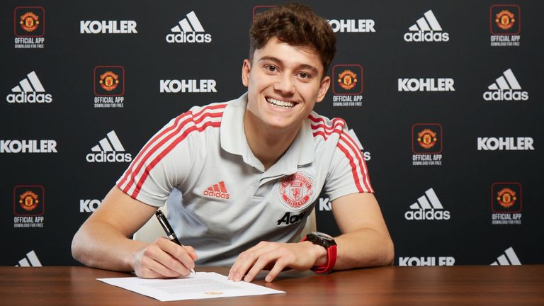 Daniel James signs for United - Sports Leo