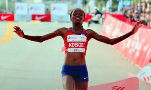 Kenyan Kosgei smashes marathon world record in Chicago - Sports Leo