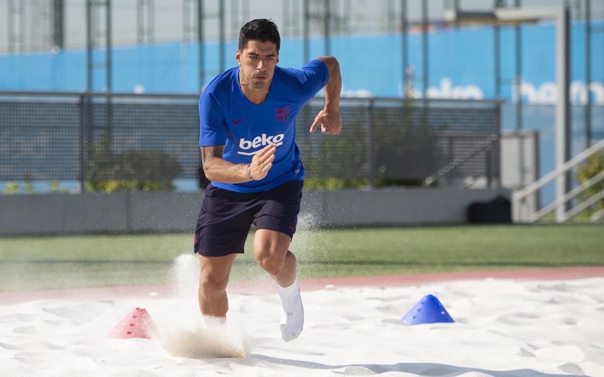 FC Barcelona striker Luis Suarez returns to training - Sports Leo