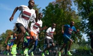 Kenyan Chumo tasked with helping Kipchoge to London Marathon title - Sports Leo
