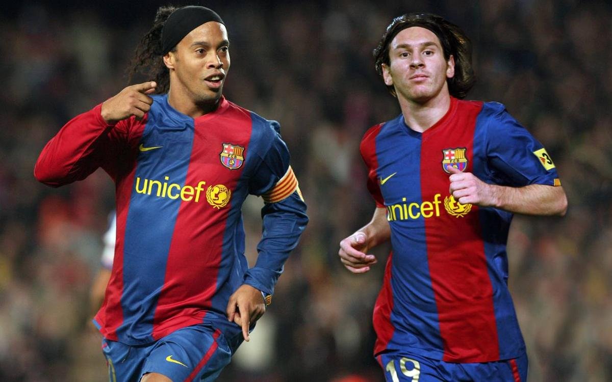 Ronaldinho begs Messi to stay
