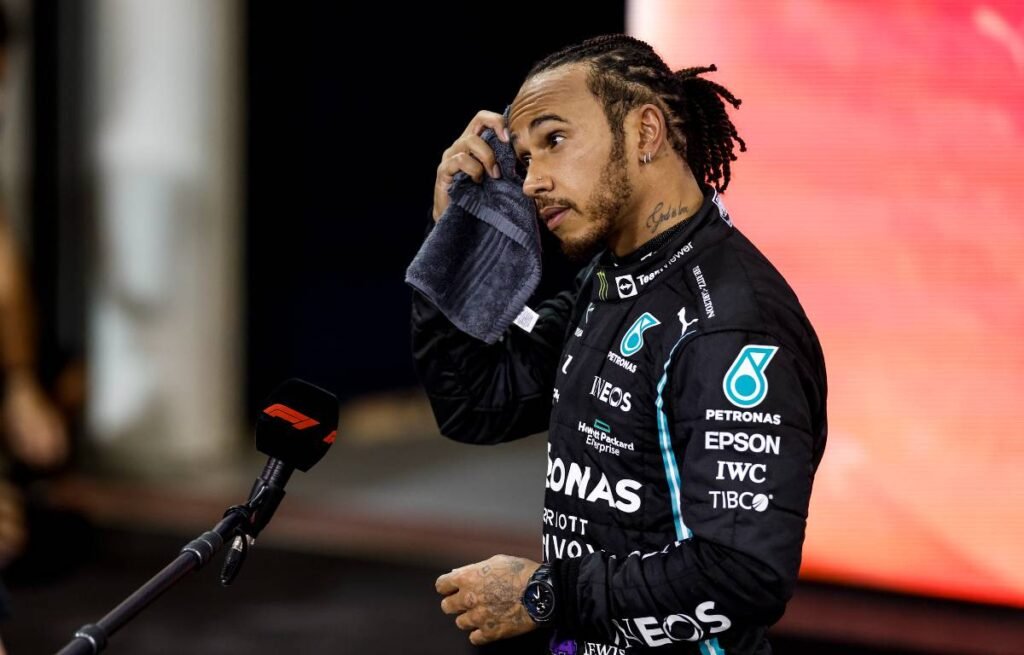 Lewis Hamilton mops head with towel planetF1