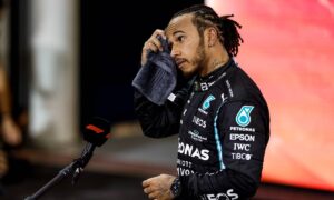 Lewis Hamilton mops head with towel planetF1