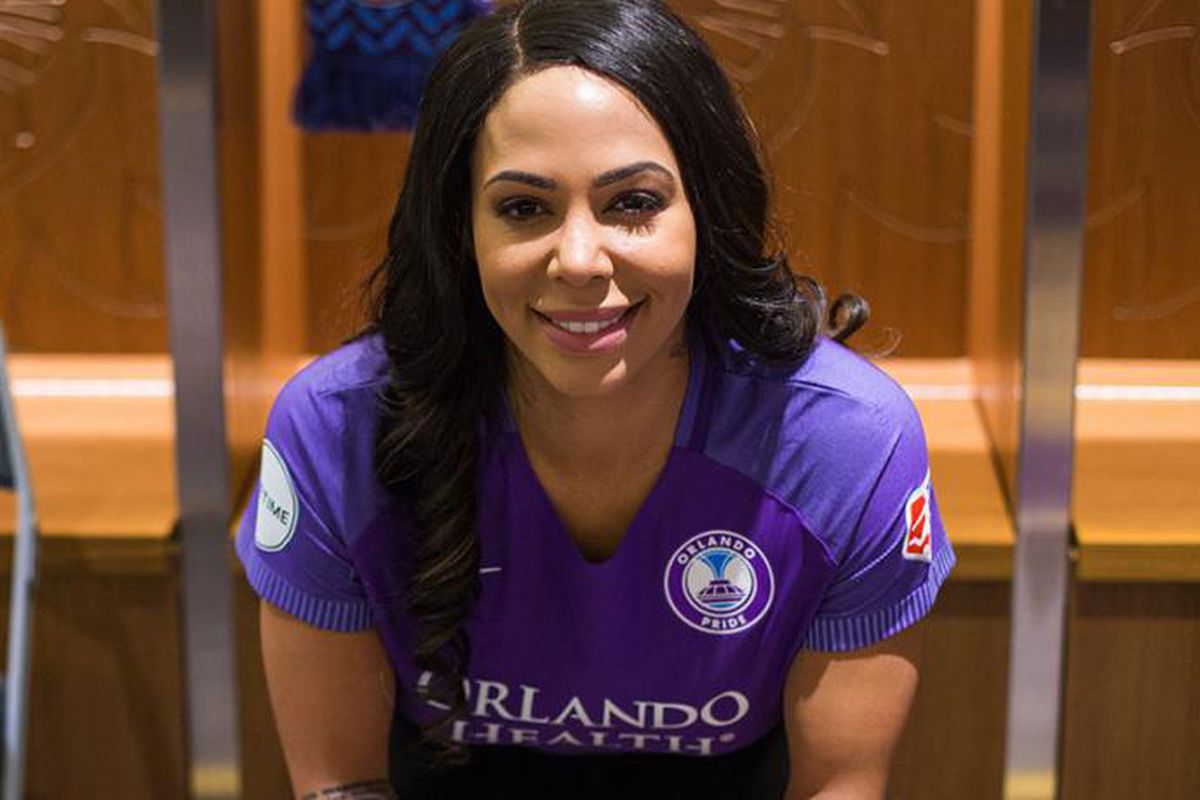 SYDNEY LAROUX: hottest  women football. 