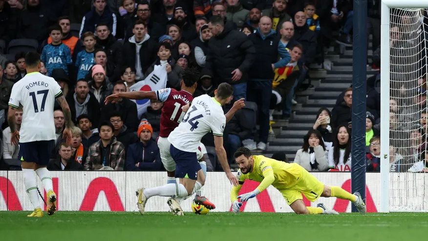 Lloris Mistake cost Spurs in the first Goal