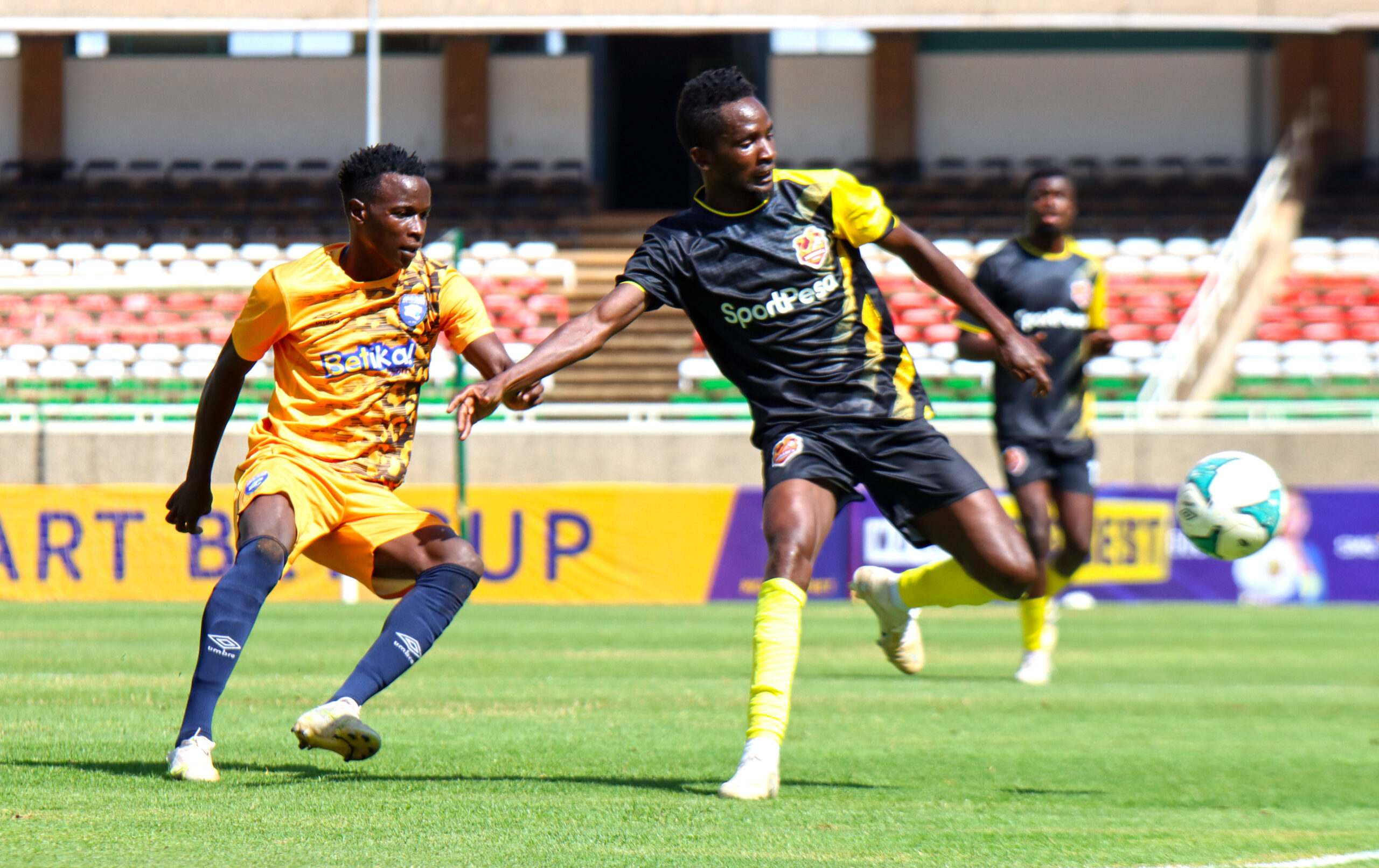 Cliff Nyakeya attempts to close down on a Murang'a Seal player