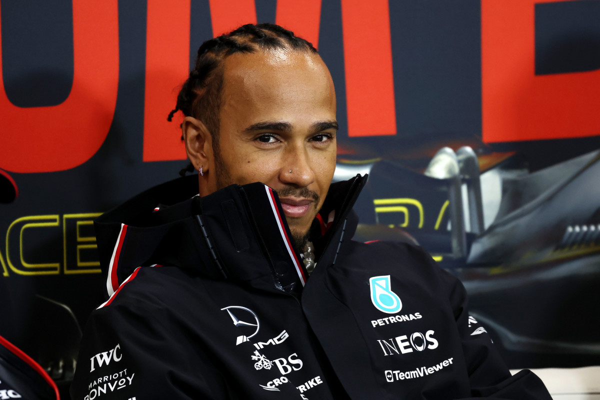 Lewis Hamilton to stay at  f1