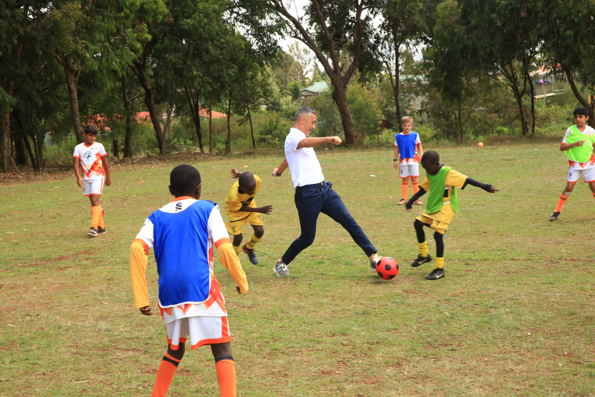 Luis Garcia enjoys a kick about with the kids from Diamond and Acakoro Academies