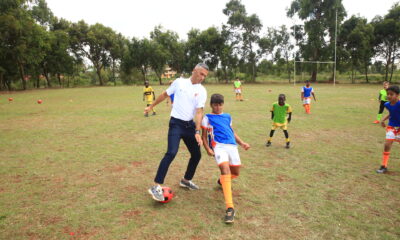 Luis Garcia enjoys a kick about with the kids from Diamond and Acakoro Academies