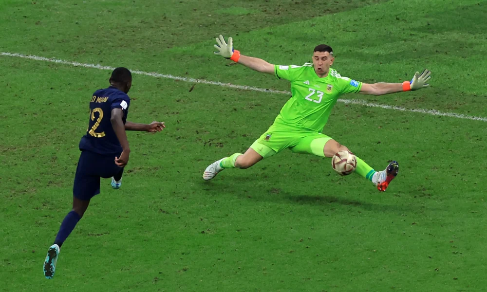 Martinez save against Kolo Muani at the World Cup final in Qatar