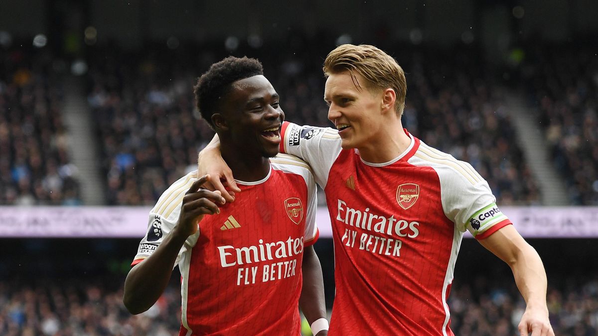 Bukayo Saka celebrates his goal with teammate Odegaard