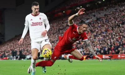 Diogo Dalot battles for the ball with Darwin Nunez.