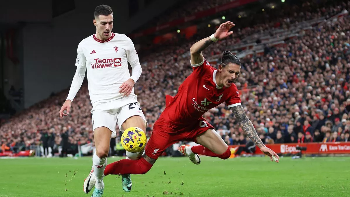 Diogo Dalot battles for the ball with Darwin Nunez.