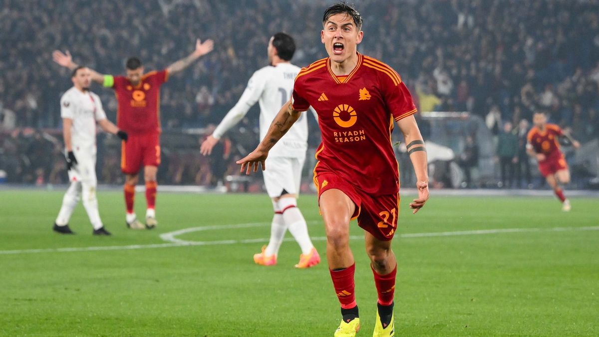 Dybala celebrates as Roma beat AC Milan. 