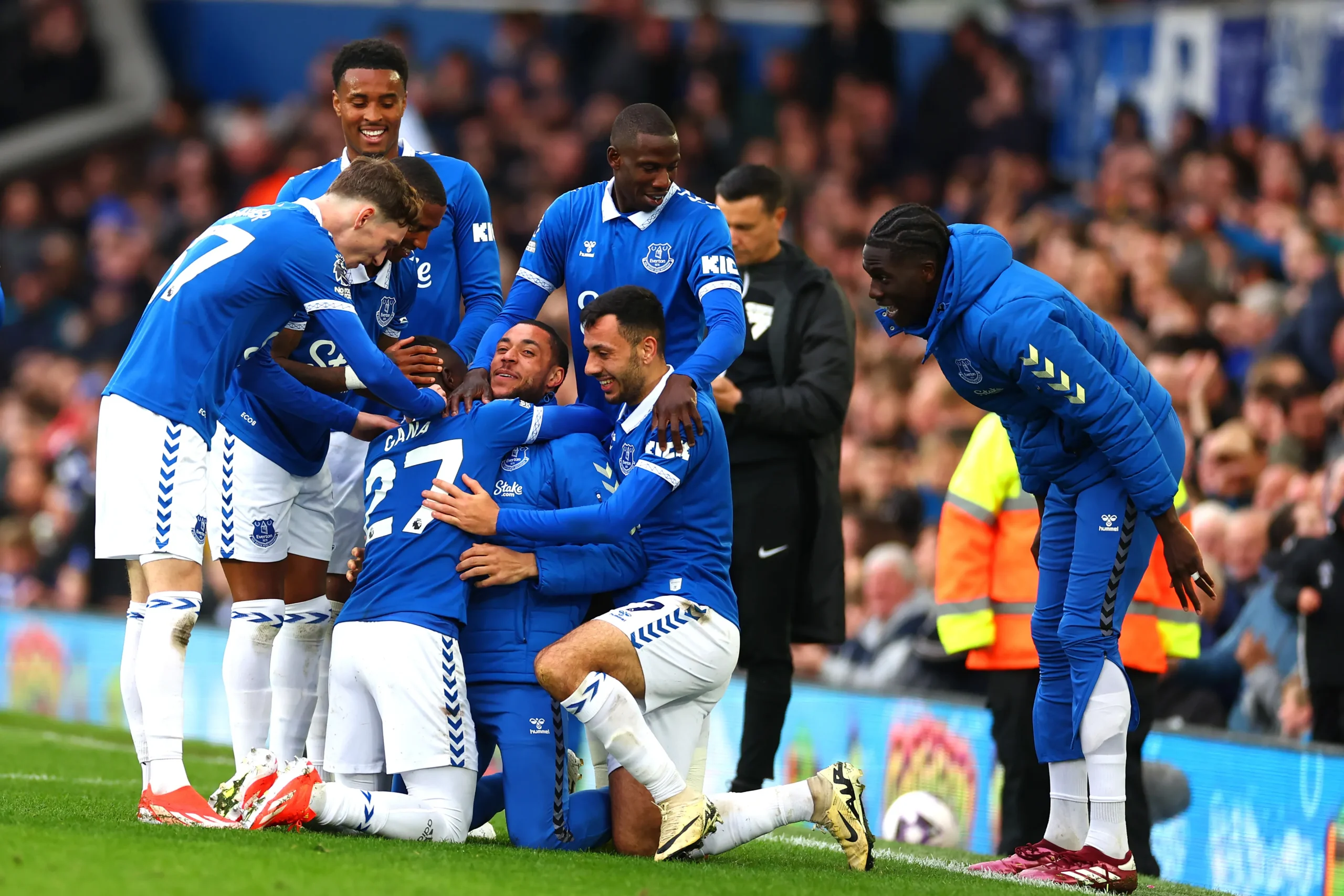 Everton players celebrate winning against Brentford.