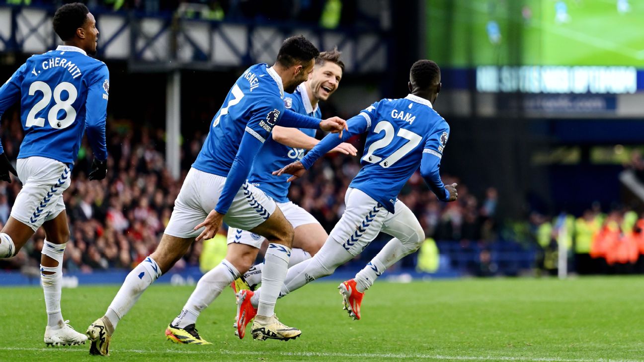 Everton players celebrate with Idrissa Gueye.