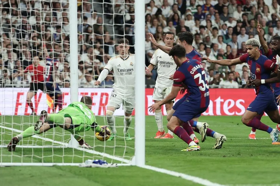 There was a controversial goal line clearance by Lunin.