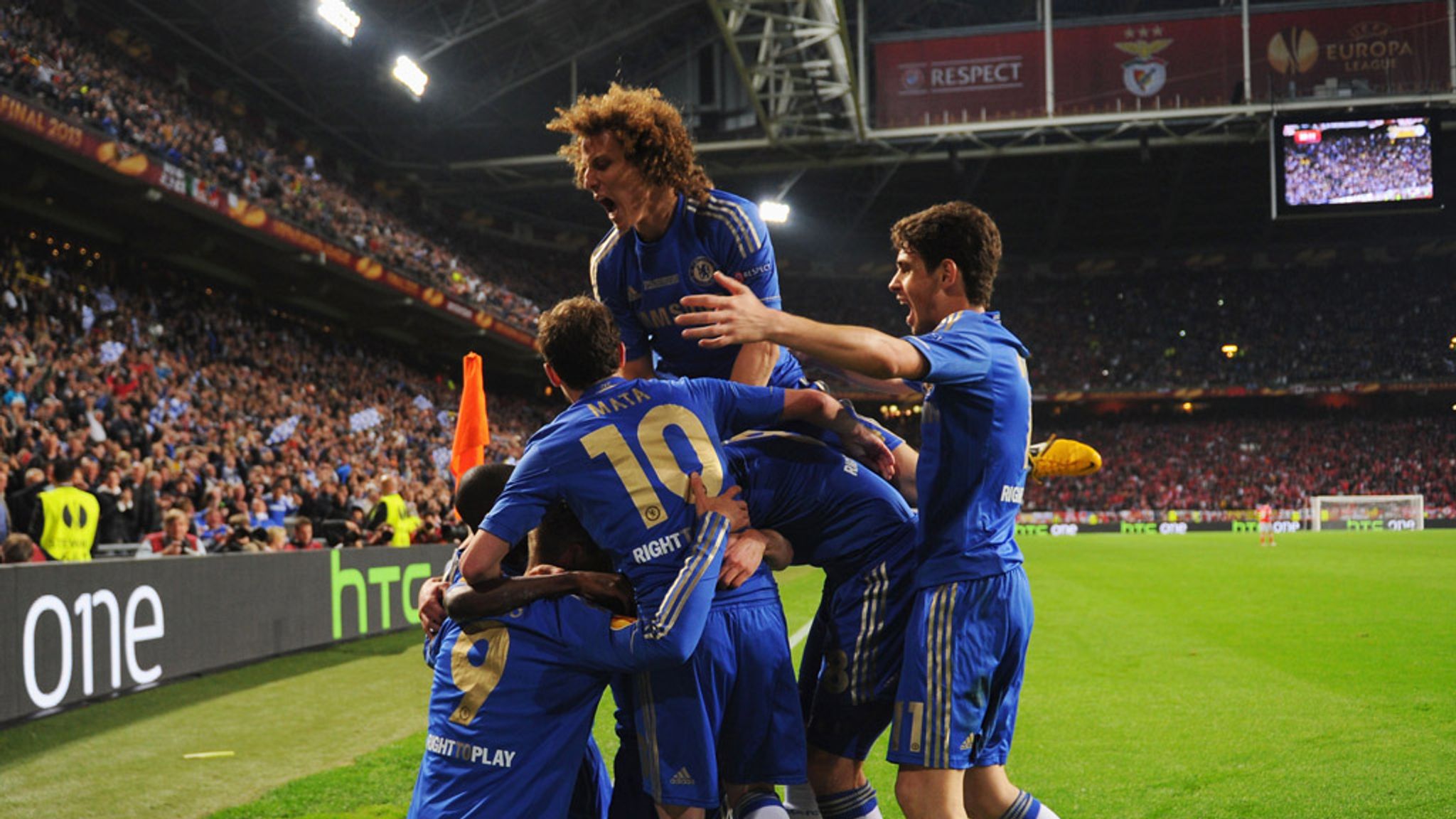 Chelsea players celebrate against Benfica.